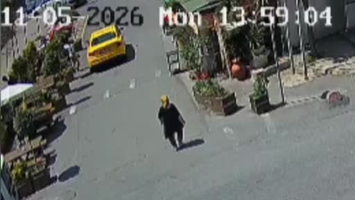 Şişli’de geri geri giden taksi, yaşlı kadını altına aldı... O anlar kamerada