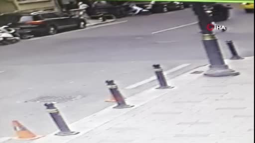 Şişli’de motosiklet yayaya böyle çarptı: 2 yaralı