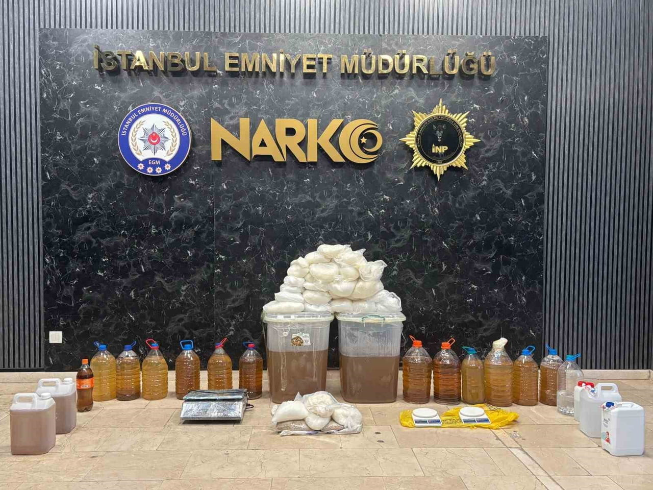 ŞİŞLİ’DE VE EYÜPSULTAN'DA UYUŞTURUCU OPERASYONU: 187 KİLO UYUŞTURUCU MADDE ELE...