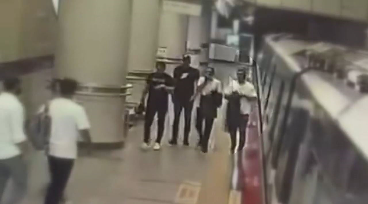 ŞİŞLİ’DEKİ GAYRETTEPE METRO İSTASYONU’NDA BİR VATANDAŞIN CEP TELEFONUNU ÇALDIĞI BELİRLENEN...
