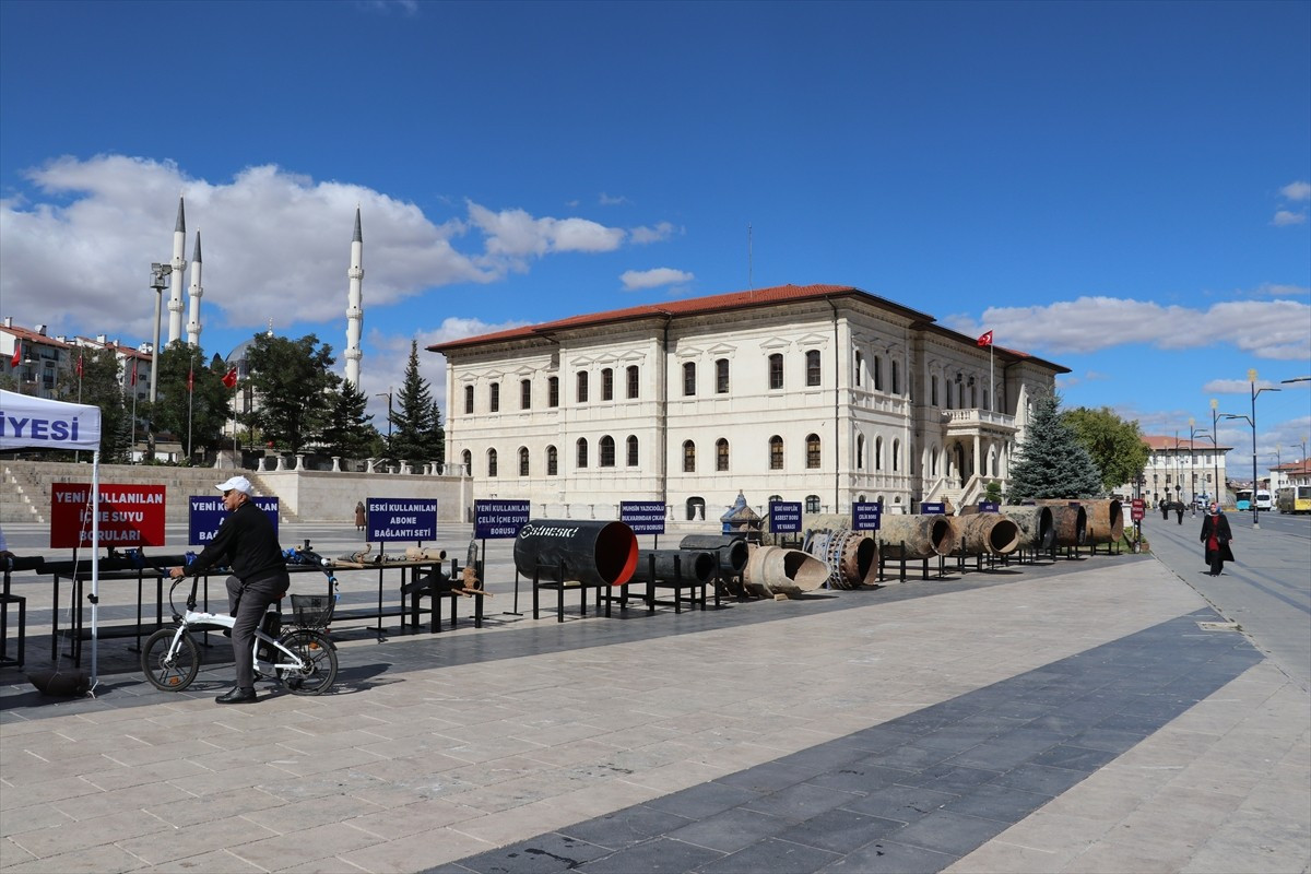 Sivas Belediye Başkanı Adem Uzun, kentteki altyapı çalışmaları kapsamında, içme suyu şebekesi...