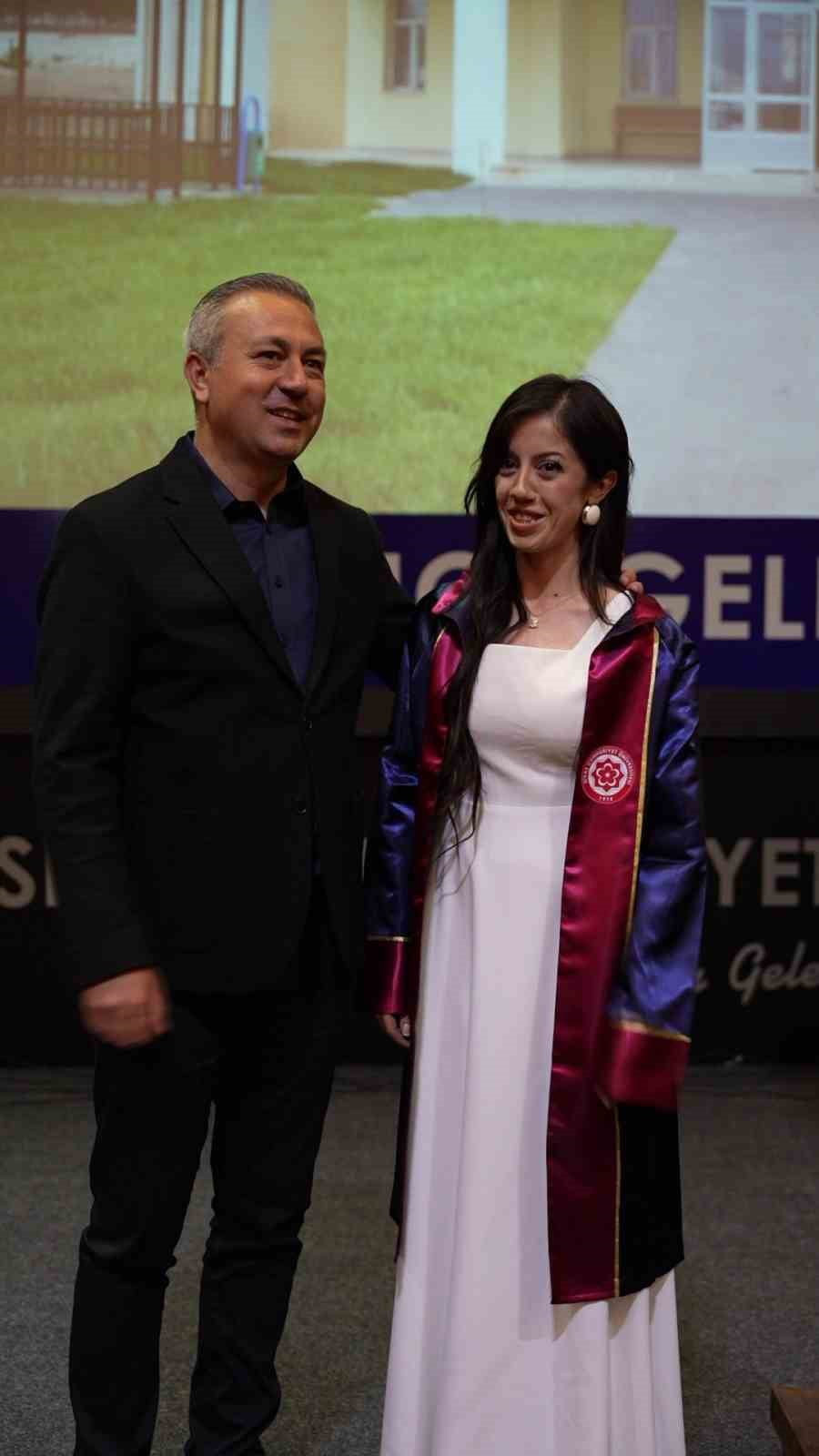 SİVAS BELEDİYE BAŞKANI DR. ADEM UZUN VE BÖLÜM BİRİNCİSİ AYŞE BETÜL ÖZDAMAR