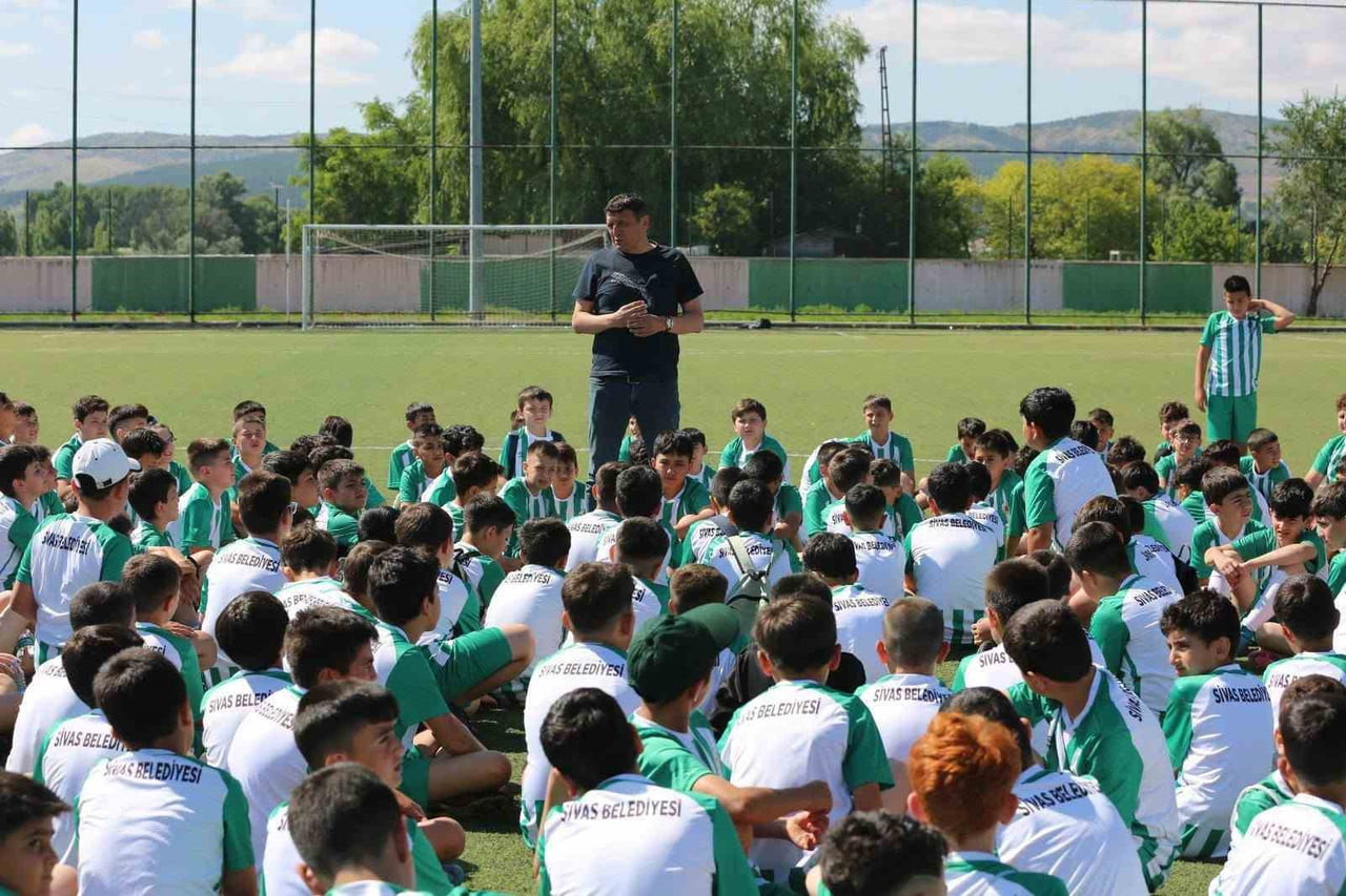 SİVAS BELEDİYESİ YAZ SPOR OKULLARI KAPSAMINDA MUHSİN YAZICIOĞLU SPOR TESİSLERİ'NDE EĞİTİM ALAN...