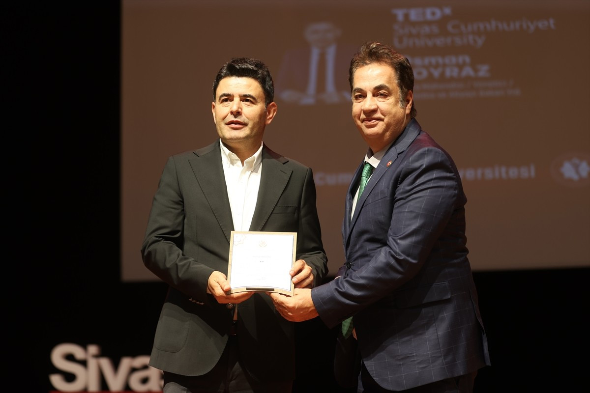 Sivas Cumhuriyet Üniversitesi 4 Eylül Kültür Merkezi'nde üniversite ve TED X işbirliğinde kariyer...