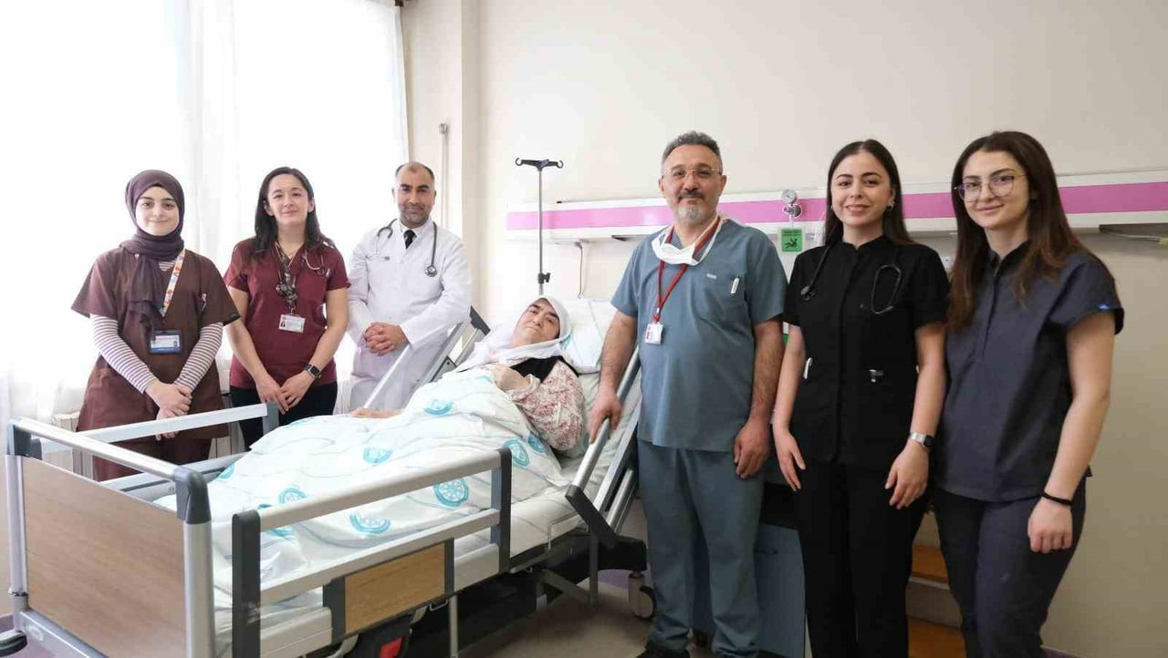 SİVAS CUMHURİYET ÜNİVERSİTESİ HASTANESİ’NDE GERÇEKLEŞTİRİLEN BAŞARILI OPERASYONLA, GÖĞÜS...