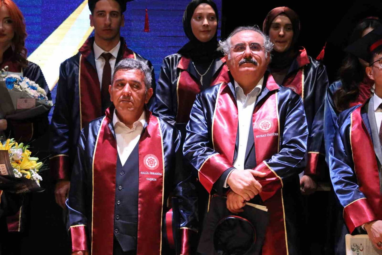 SİVAS CUMHURİYET ÜNİVERSİTESİ İLETİŞİM FAKÜLTESİ MEZUNİYET TÖRENİNDE YAŞLARIYLA DİKKAT ÇEKEN 52...