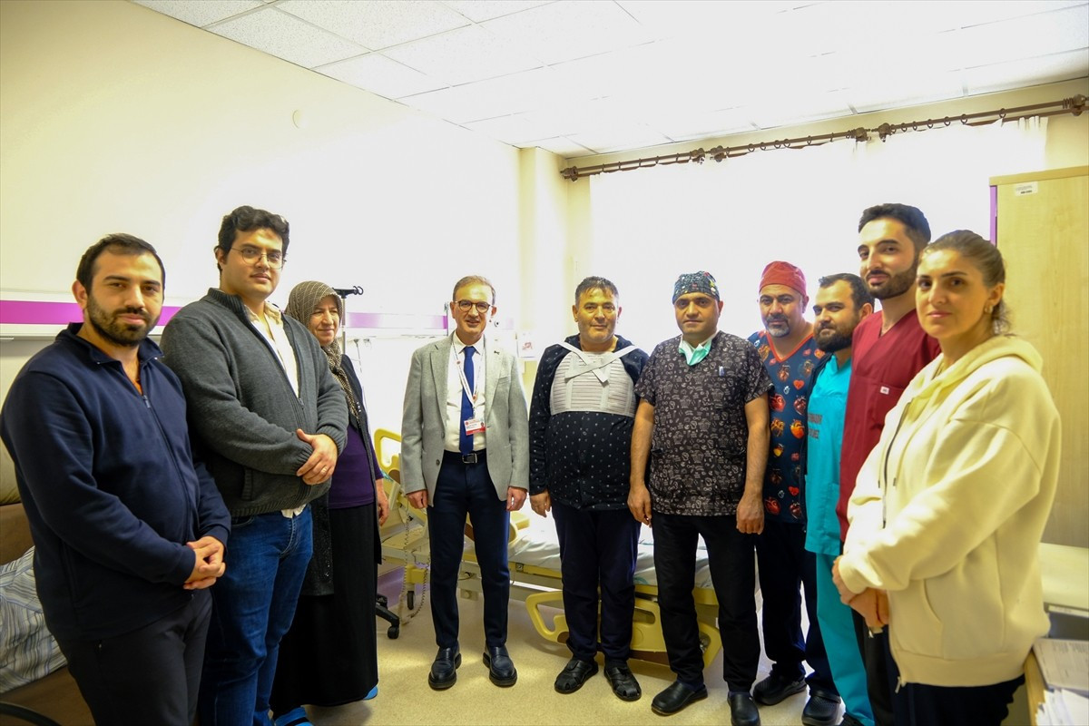 Sivas Cumhuriyet Üniversitesinde, Ekstrakorporeal Membran Oksijenasyonu (ECMO) cihazı desteğiyle...