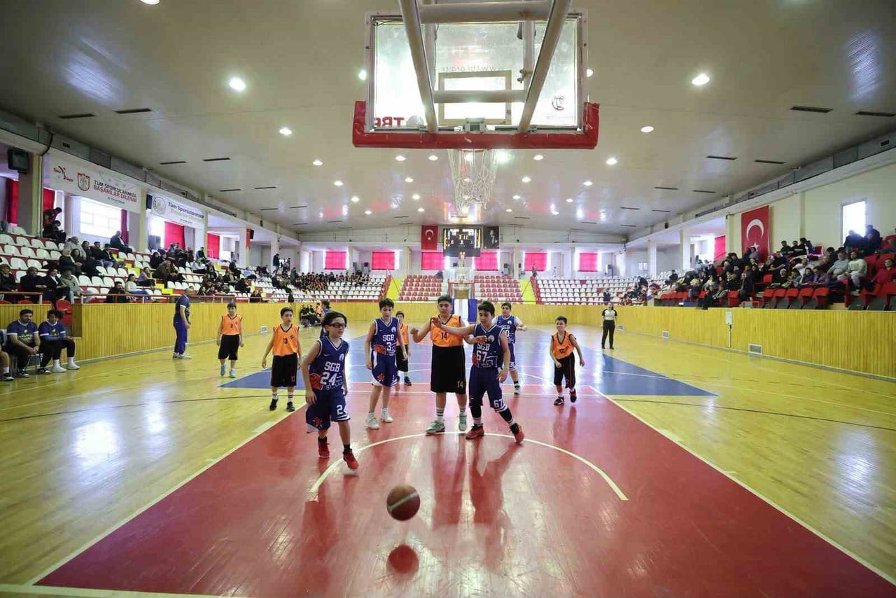 SİVAS GÜCÜ BELEDİYESPOR BASKETBOL ALTYAPISI, 2025-2026 SEZONUNDA MÜCADELE ETTİĞİ 4 FARKLI YAŞ...