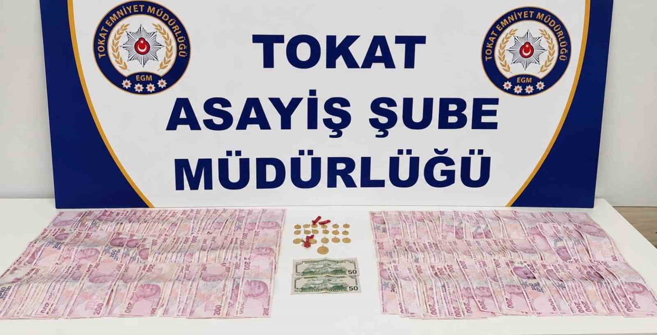 SİVAS HAVALİMANI'NDA YAKALANAN ŞAHISLARIN ÜZERLERİNDE YAPILAN ARAMALARDA YAŞLI KADINDAN ALINAN...