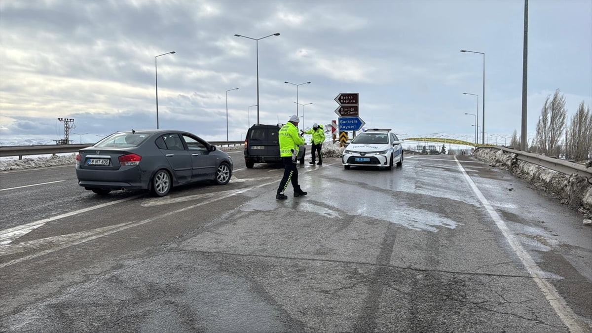 Sivas-Kayseri kara yolu, tipi nedeniyle ulaşıma kapandı. Kovalı Kavşağı'nda araçların geçişine...