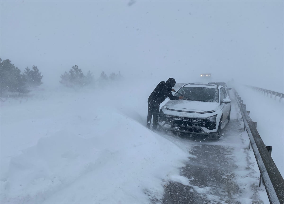 Sivas-Kayseri kara yolu yoğun kar ve tipi nedeniyle ulaşıma kapandı. 