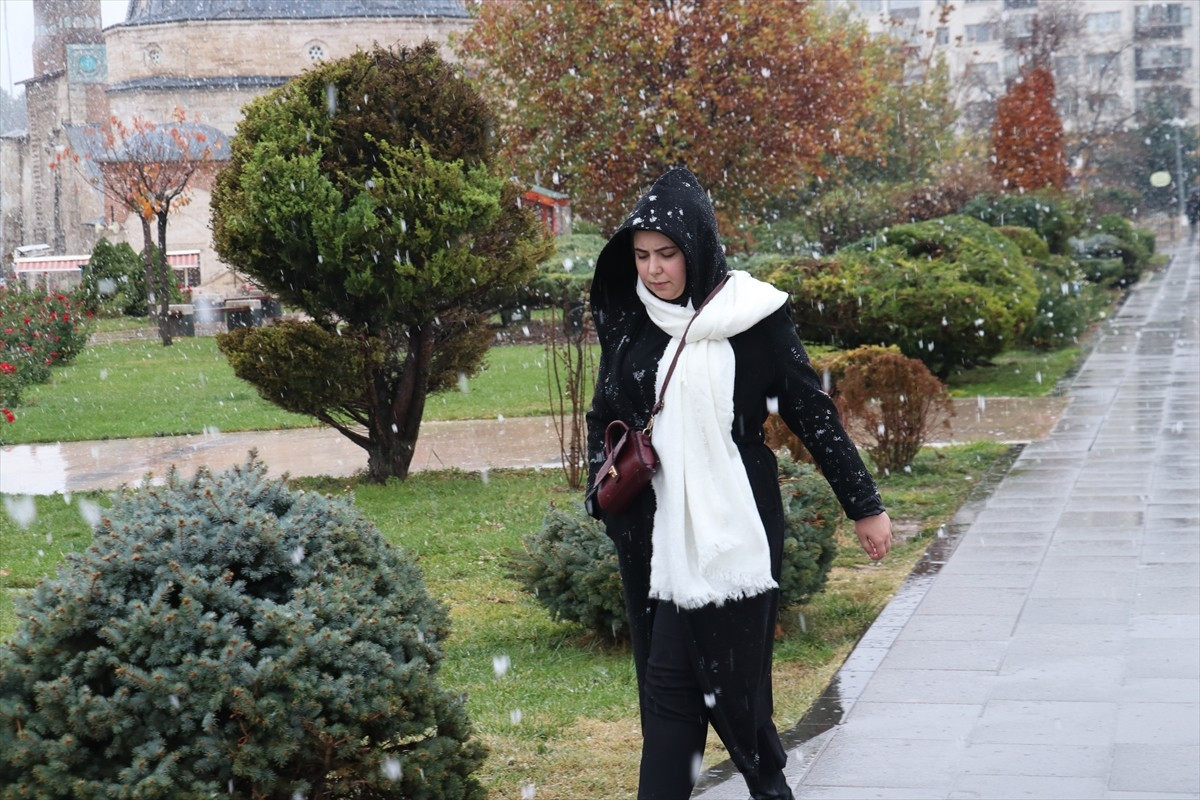 Sivas kent merkezine mevsimin ilk karı yağdı. 