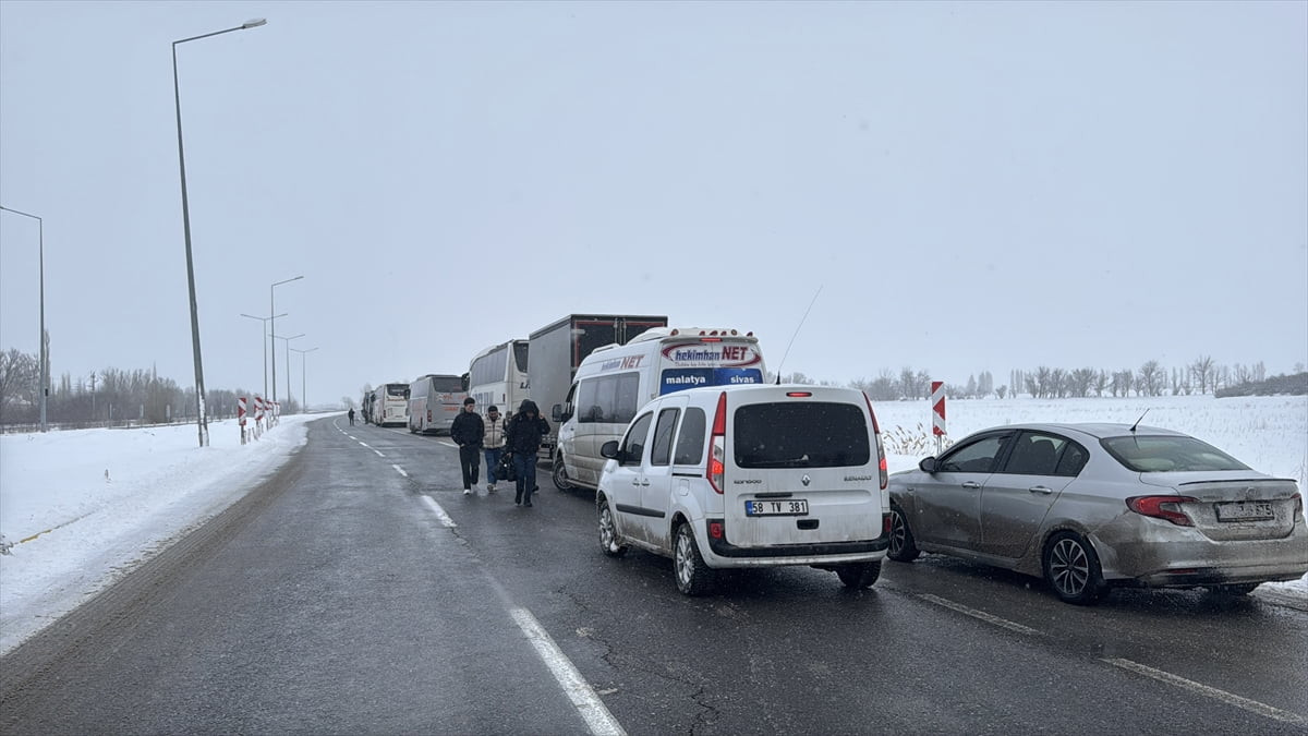 Sivas-Malatya kara yolunda, kar ve tipi nedeniyle ulaşım sağlanamıyor. Ulaş ilçesinde araçların...
