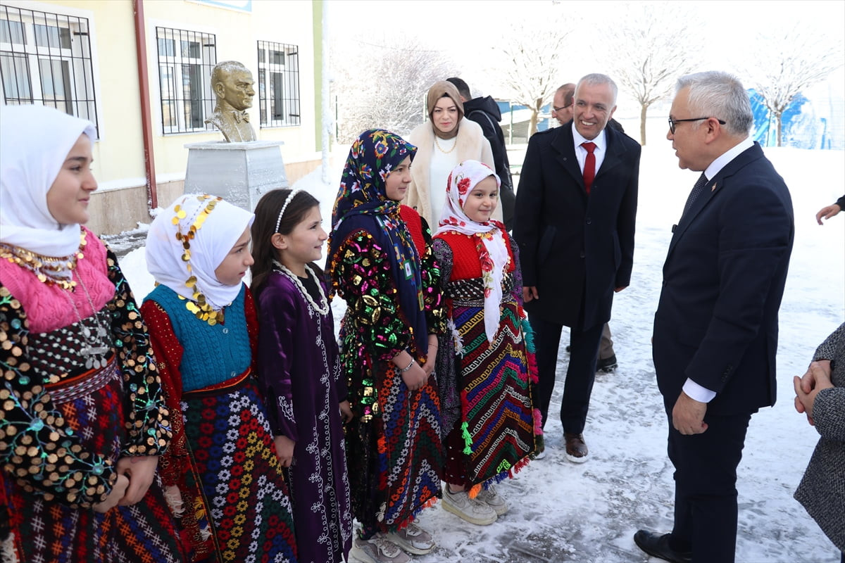 Sivas merkeze bağlı Beypınar köyünde kar yağışı sonrası poşet ve leğenle kayan öğrencilere, Sivas...
