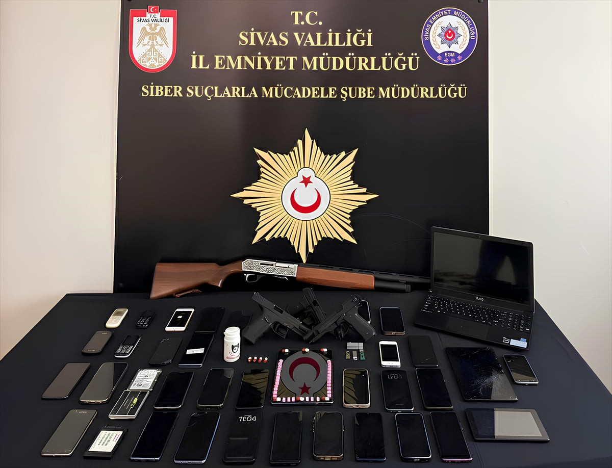 Sivas merkezli 3 ilde suç örgütüne yönelik operasyonda gözaltına alınan 18 şüpheliden 11'i...