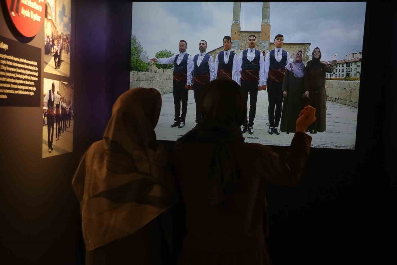 SİVAS ŞEHİR MÜZESİNDE BULUNAN AĞIRLAMA HALAYI SİMÜLATÖRÜ GURBETÇİ VE TURİSTLERİN YOĞUN İLGİSİNİ...
