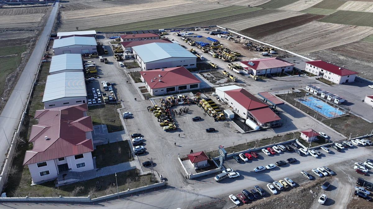 Sivas Valisi Yılmaz Şimşek, kentte 7 bin 489 kilometrelik yol ağında karla mücadele çalışması...