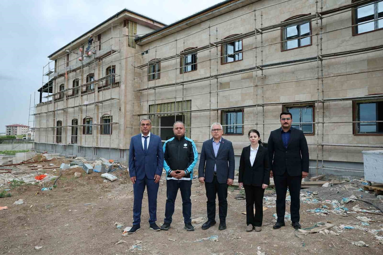 SİVAS VALİSİ YILMAZ ŞİMŞEK (ORTADA), YETKİLİLERDEN BİLGİ ALDI.