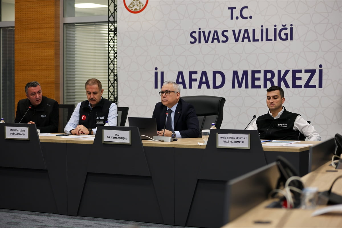 Sivas Valisi Yılmaz Şimşek (sağ 2), il genelinde etkili olan yoğun kar yağışı ve olumsuz hava...