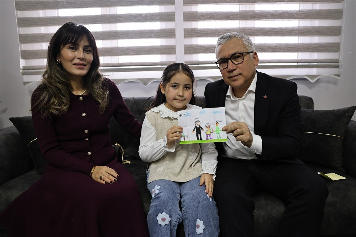 Sivas Valisi Yılmaz Şimşek (sağda), Hakkari'de görev yapan Piyade Uzman Çavuş Murat Arıcan'ın 7...