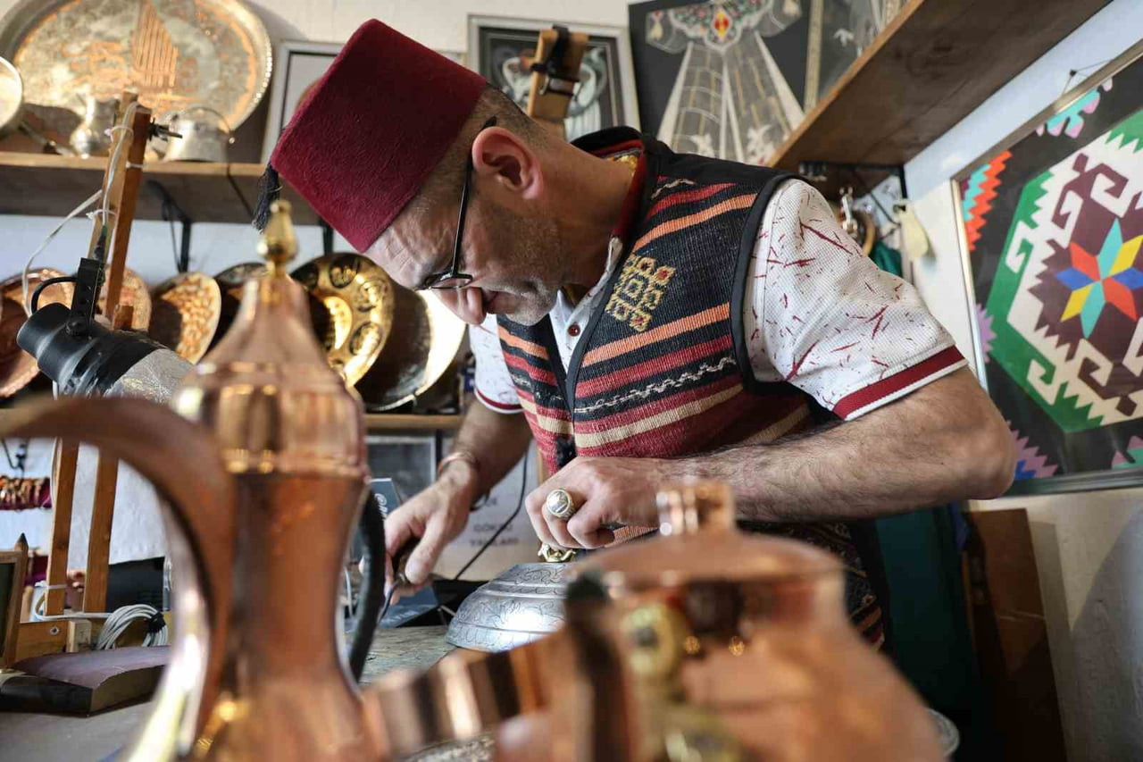 SİVAS ZANAATKARLAR ÇARŞISI ESNAFLARINDAN AYTAÇ TENLİK KÜÇÜKLÜĞÜNDEN BERİ İLGİSİ OLAN BAKIR...