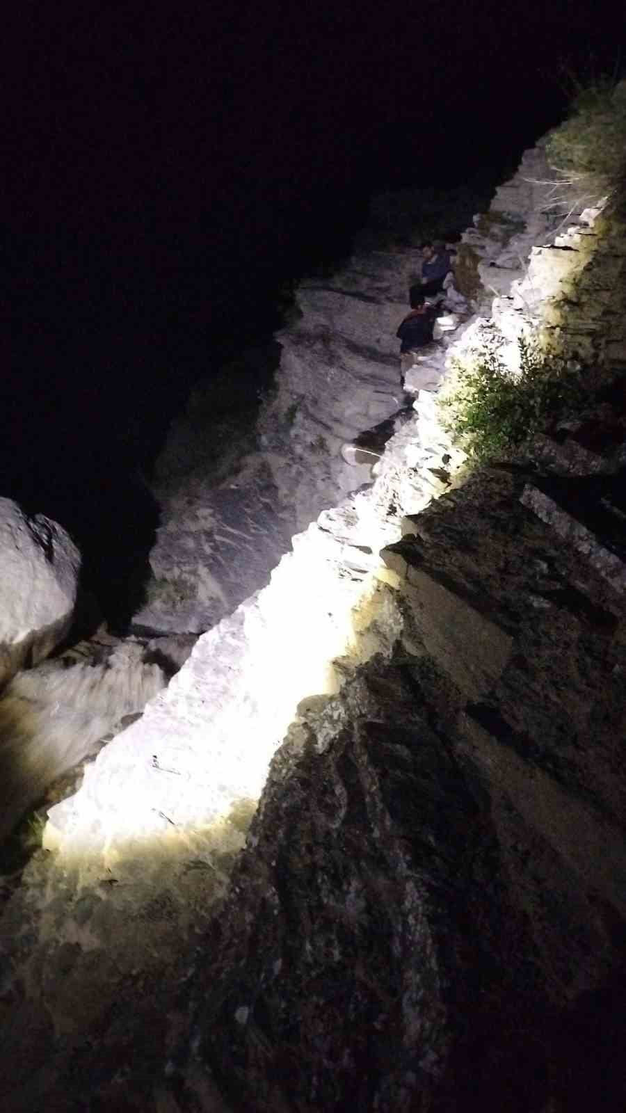 SİVAS'IN AKINCILAR İLÇESİNDE KIRSALDA YOLUNU KAYBETTİKTEN SONRA KAYALIKLARA DÜŞEREK MAHSUR KALAN...