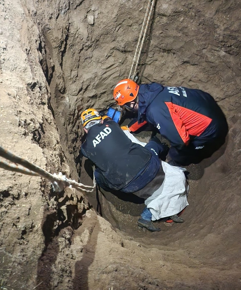 Sivas'ın Akıncılar ilçesinde komşusunun kazdığı çukura düşen kişi yaralandı. İhbar üzerine bölgeye...