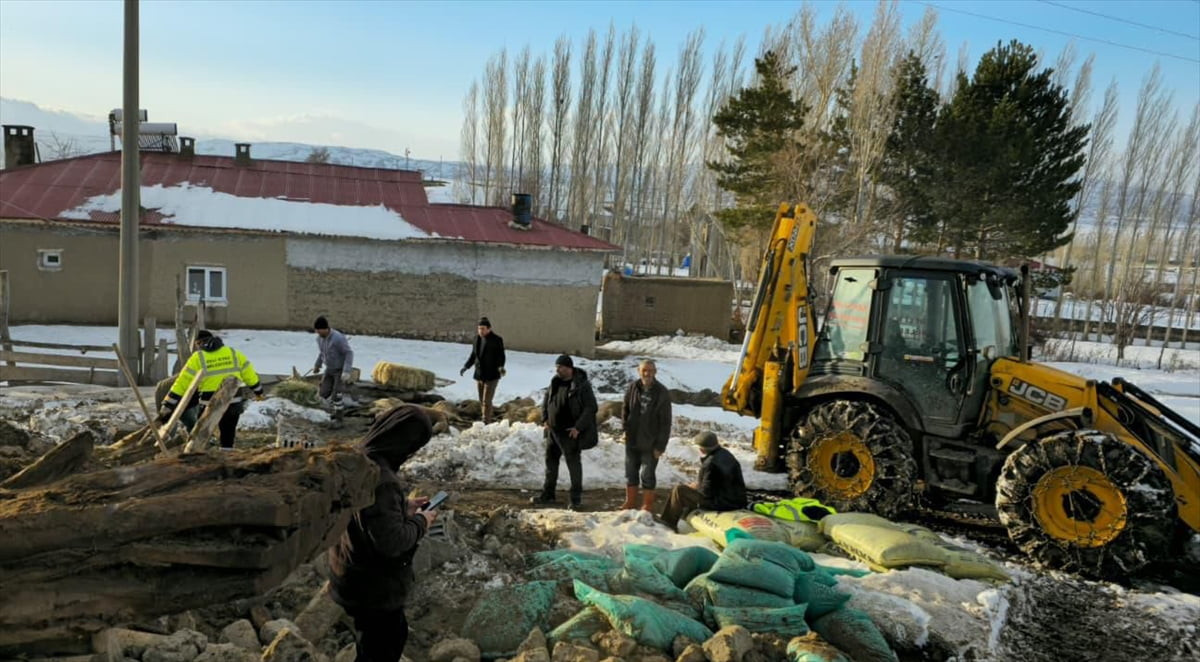 Sivas'ın Altınyayla ilçesinde kar nedeniyle çatısı çöken ağıldaki 40 koyun telef oldu.
