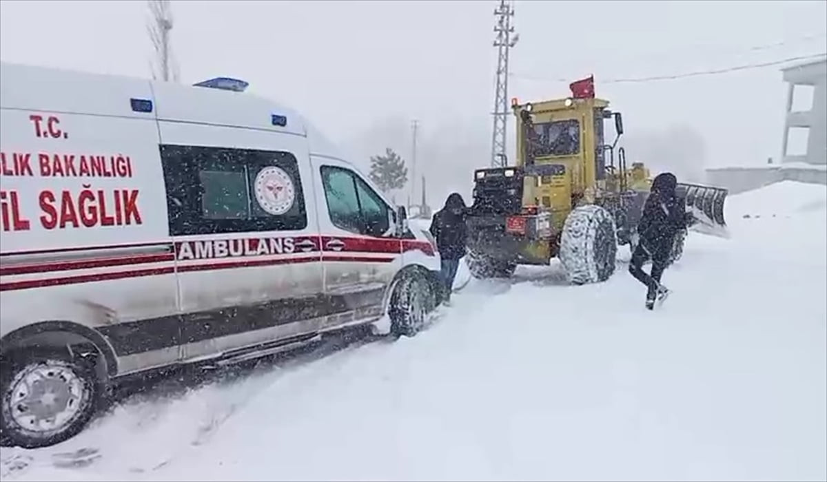 Sivas'ın Altınyayla ilçesinde yolu kardan kapanan köyde rahatsızlanan hamile kadın ekiplerinin...