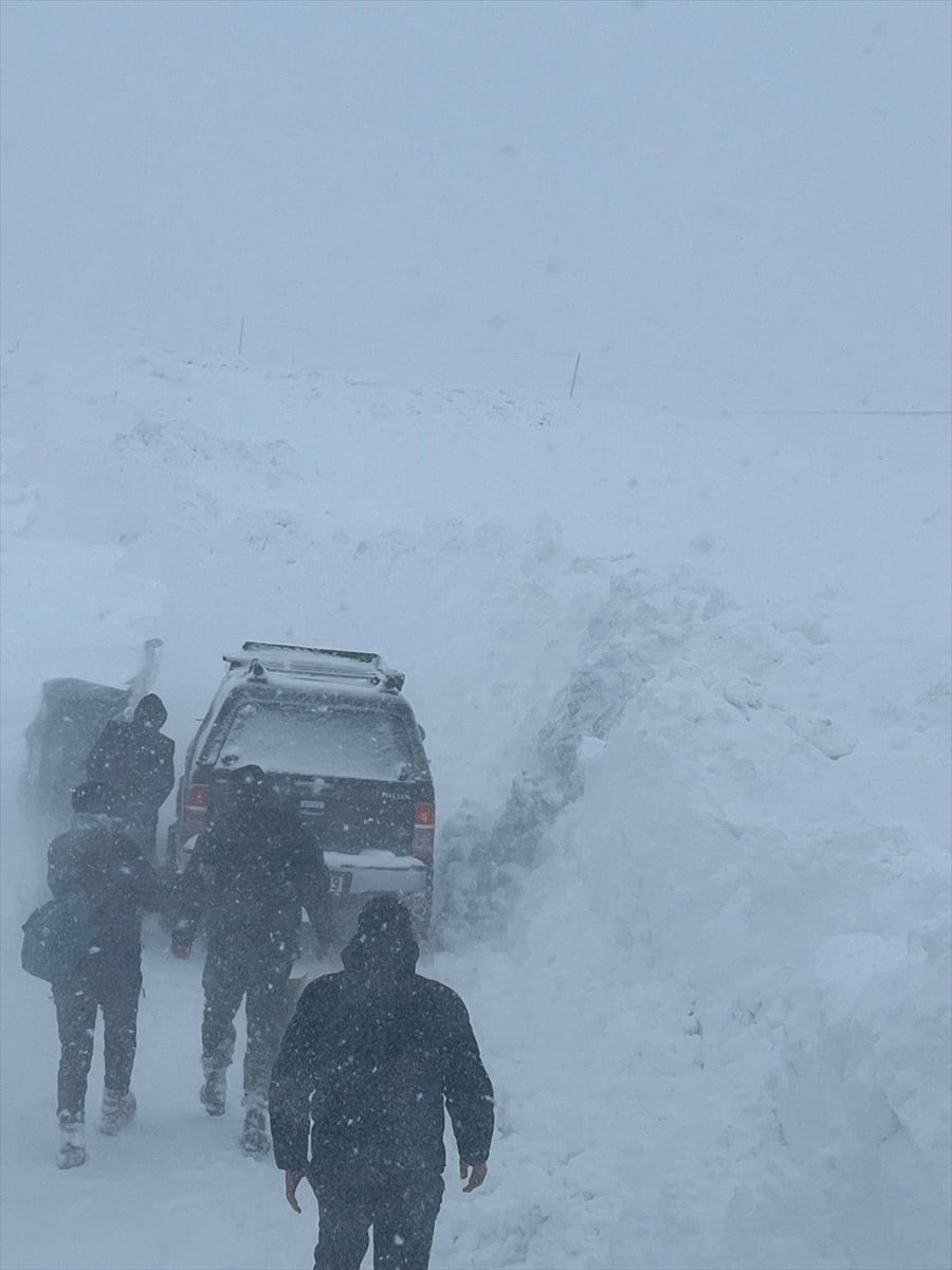 Sivas'ın Divriği ilçesinde aracıyla karda mahsur kalan sürücü, jandarma ve karla mücadele...