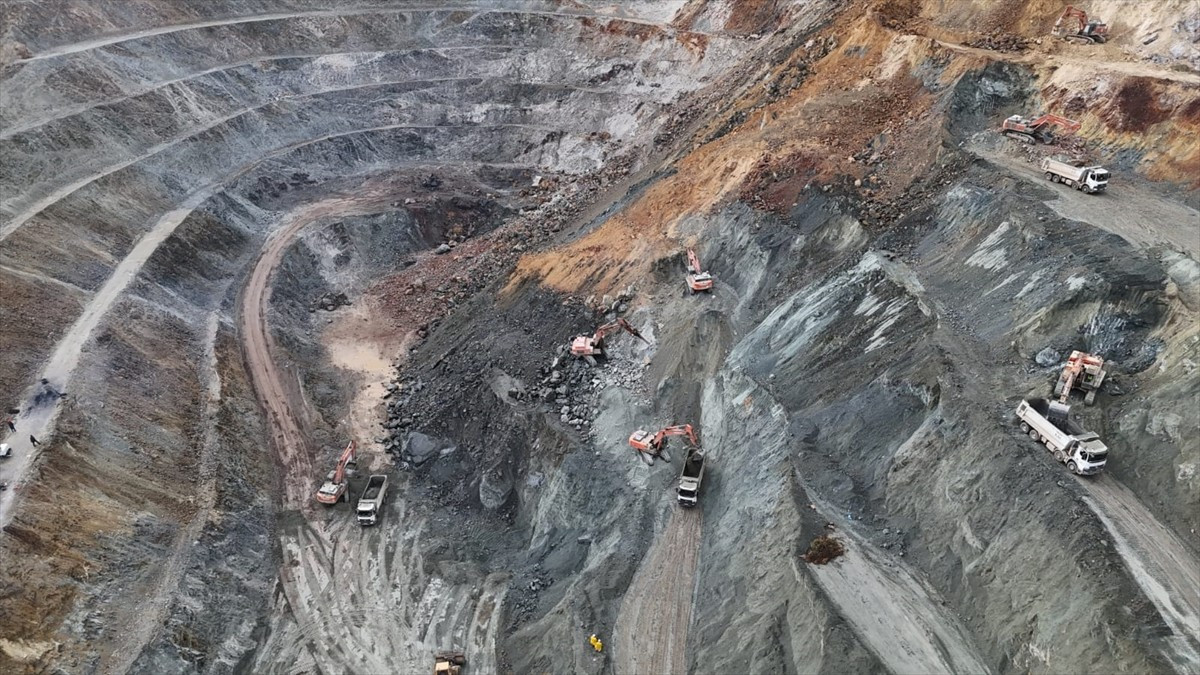 Sivas'ın Divriği ilçesinde demir madeni ocağında göçük altında kalan şantiye müdürünü arama...