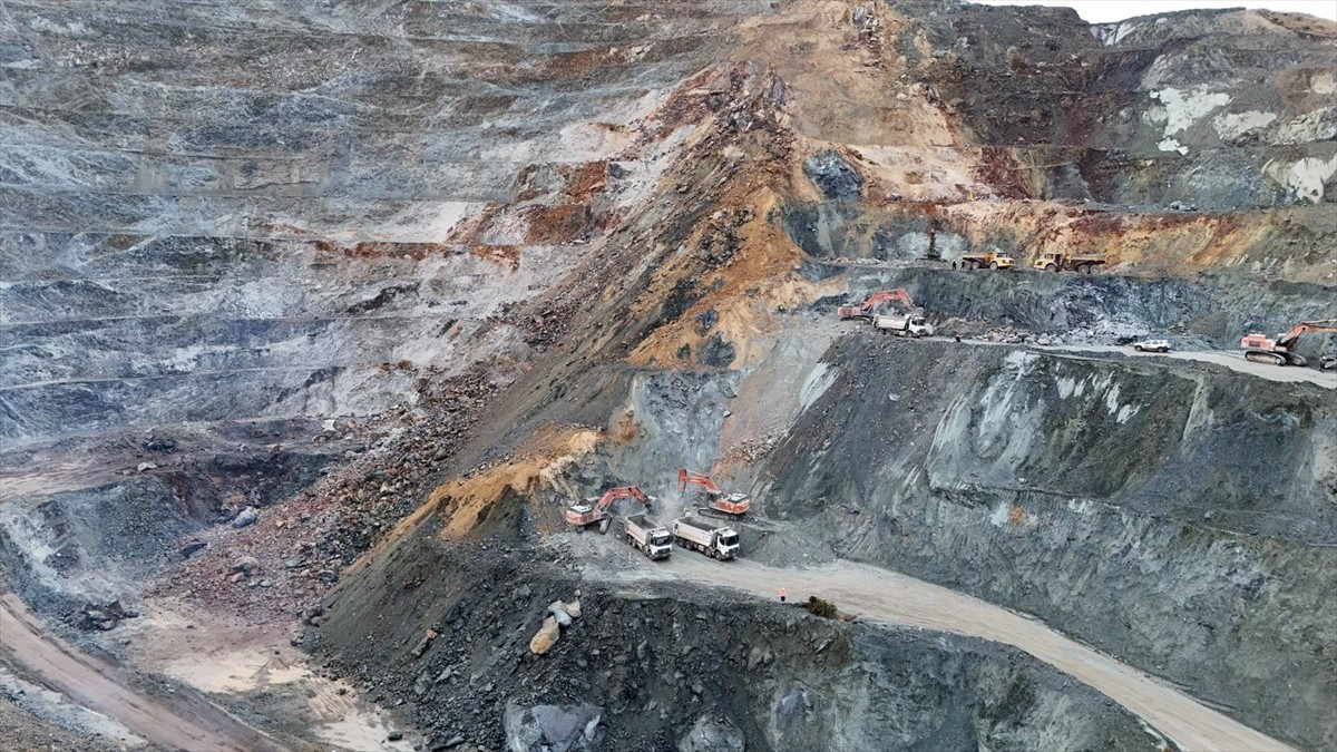 Sivas'ın Divriği ilçesinde demir madeni ocağında göçük altında kalan şantiye müdürünü arama...