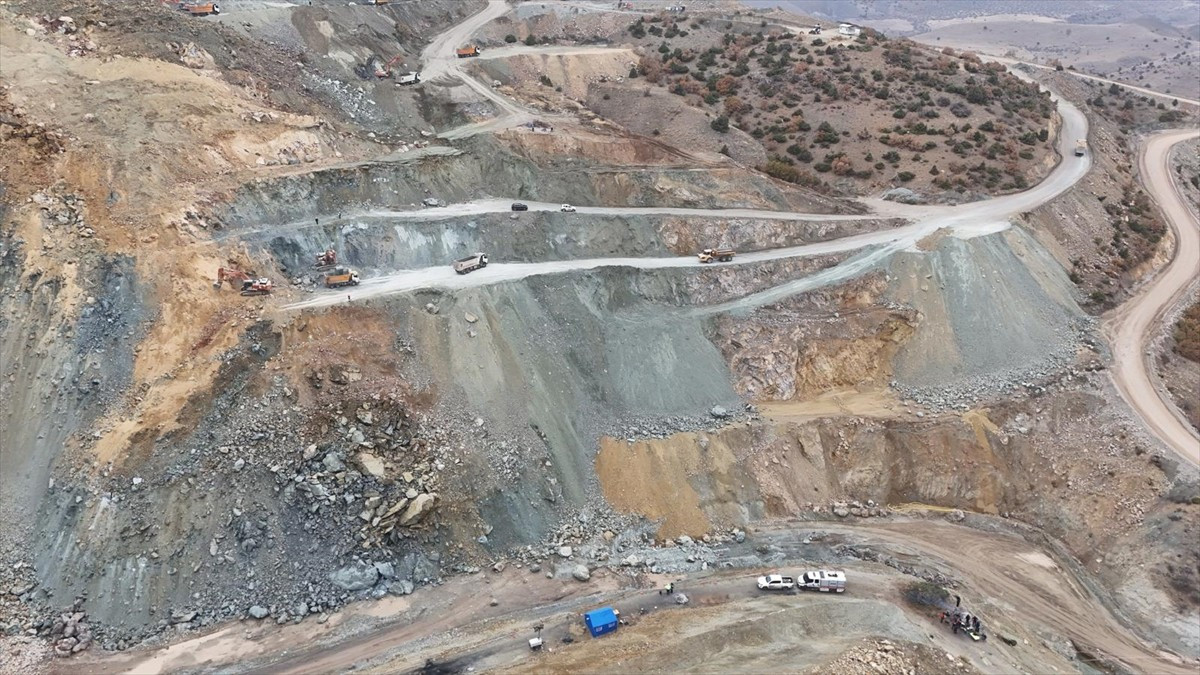 Sivas'ın Divriği ilçesinde demir madeni ocağında göçük altında kalan şantiye müdürünü arama...