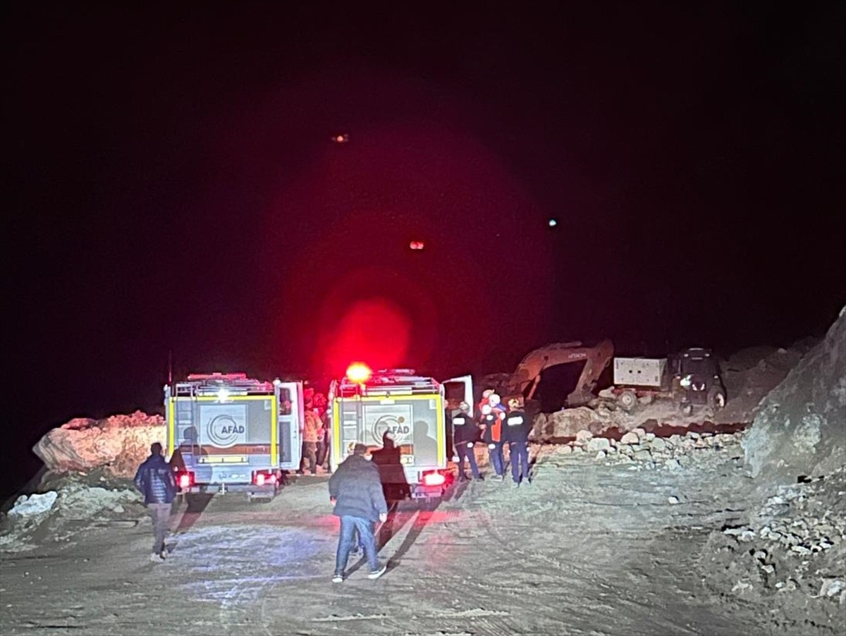 Sivas'ın Divriği ilçesinde demir madeni ocağında meydana gelen göçük altında kalan 1 kişi için...