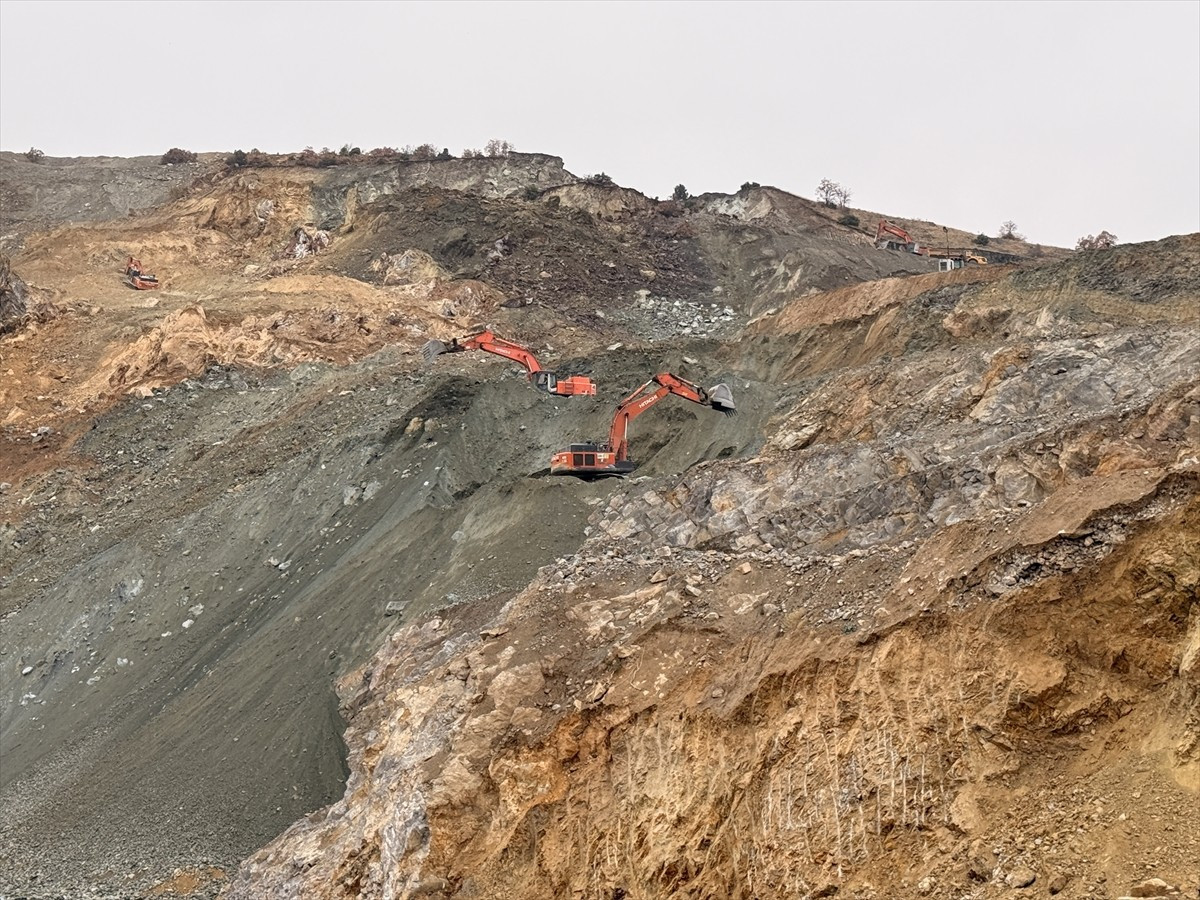 Sivas'ın Divriği ilçesinde demir madeni ocağında meydana gelen göçük altında kalan şantiye...