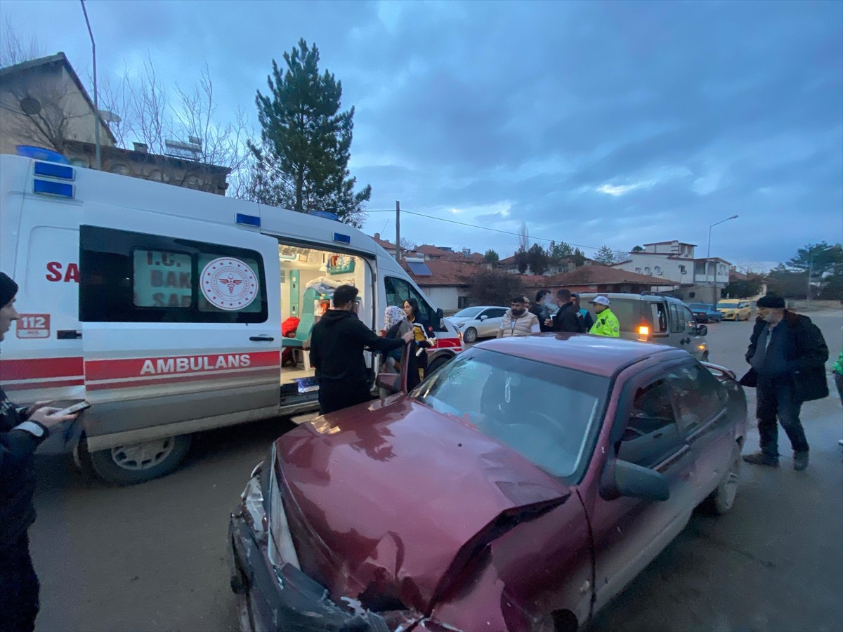 Sivas'ın Gemerek ilçesinde hafif ticari araç ile otomobilin çarpışması sonucu 3 kişi...