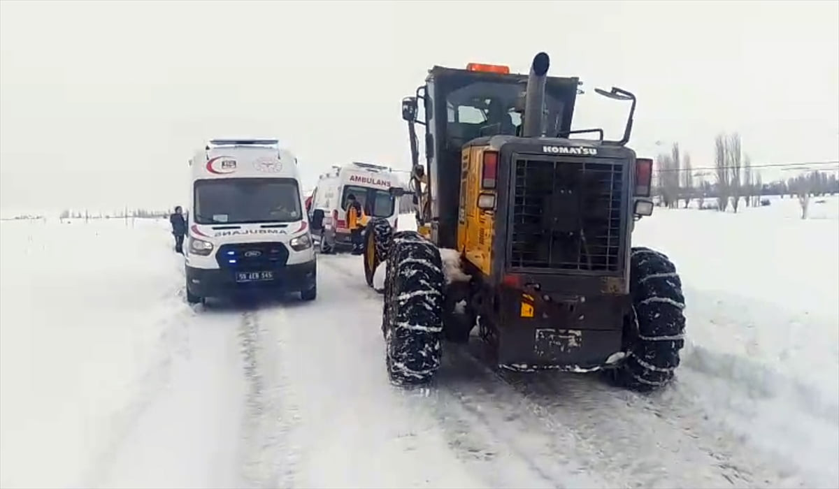 Sivas'ın Gemerek ilçesinde hasta almak üzere çıktıkları yolda kar nedeniyle mahsur kalan sağlık...