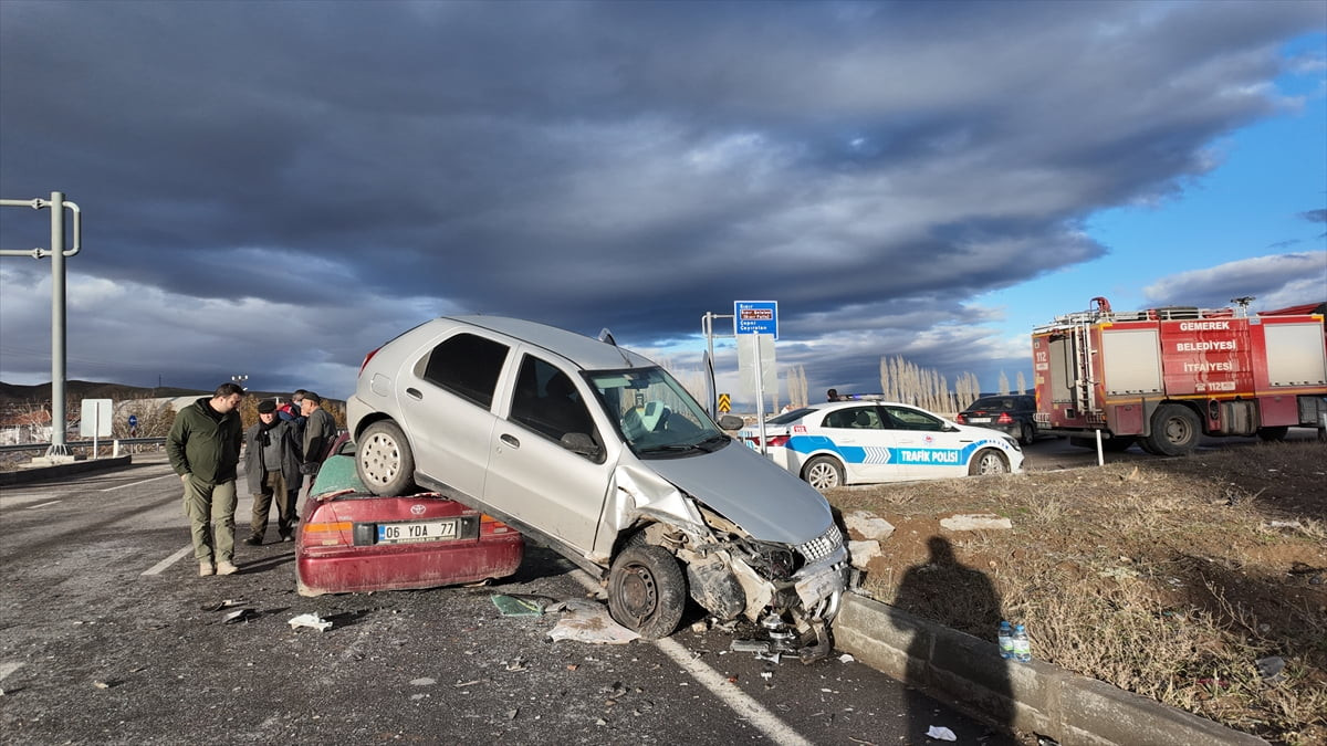 Sivas'ın Gemerek ilçesinde iki otomobilin çarpıştığı kazada 3 kişi yaralandı.