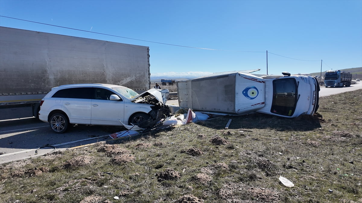 Sivas'ın Gemerek ilçesinde kamyonet, traktör ve otomobilin karıştığı zincirleme trafik kazasında 2...