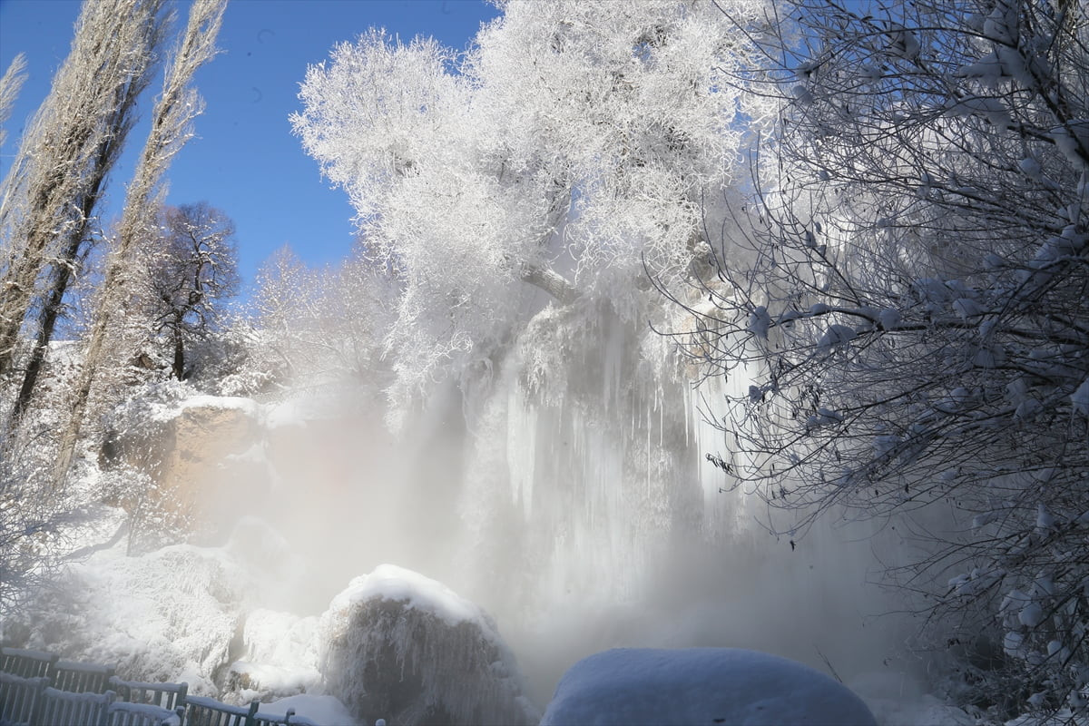 Sivas'ın Gemerek ilçesinde kar yağışının ardından etkisini gösteren soğuk hava nedeniyle Sızır...