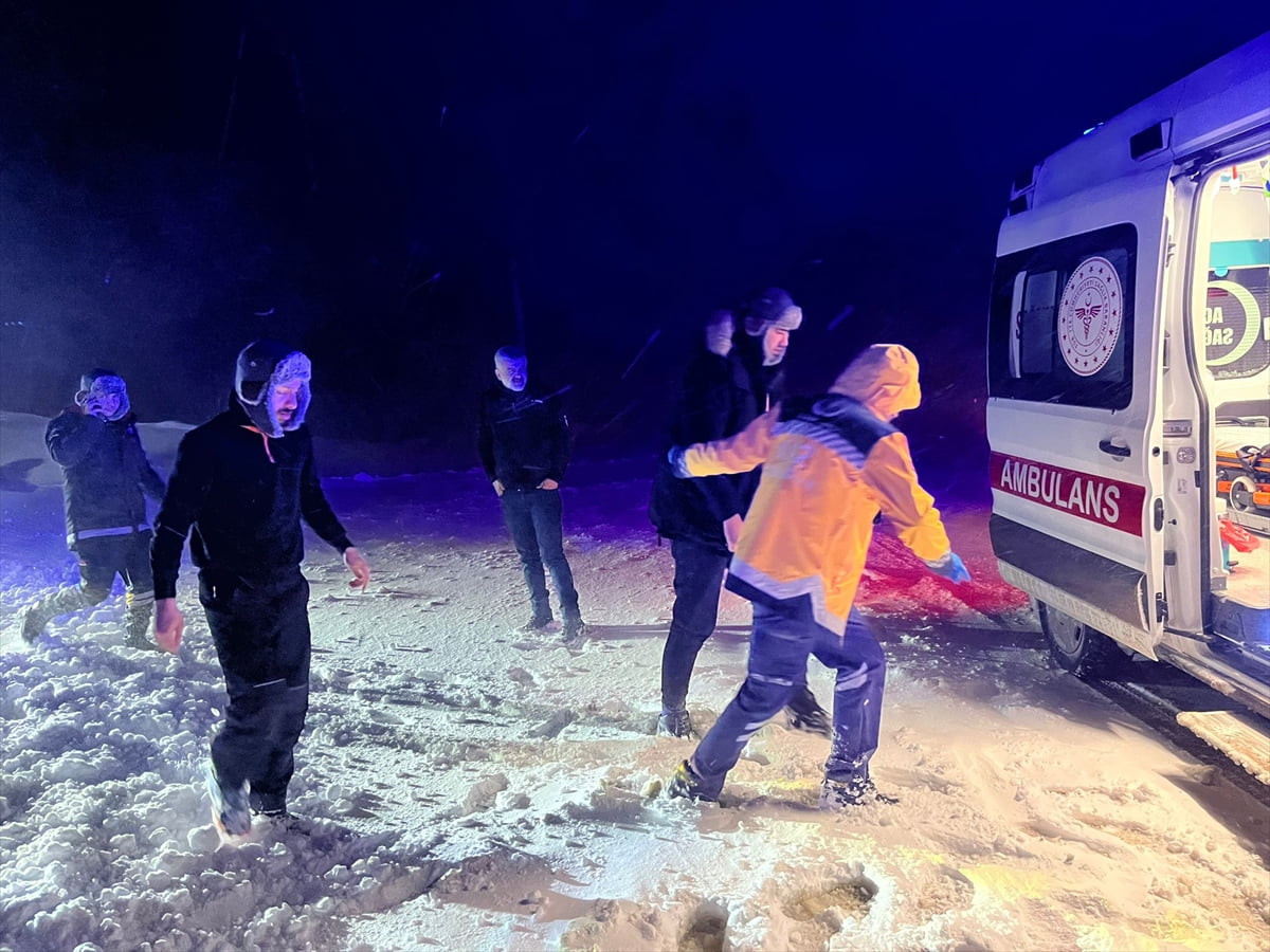 Sivas'ın Gürün ilçesinde kar ve tipi nedeniyle yolda mahsur kalan işçilerin imdadına İlçe Özel...