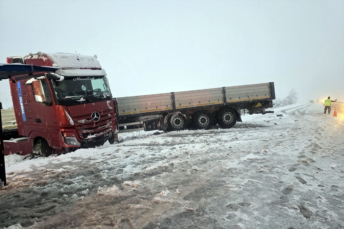 Sivas'ın Hafik ilçesinde 1 tır ve 3 otomobilin karıştığı zincirleme trafik kazasında hasar...
