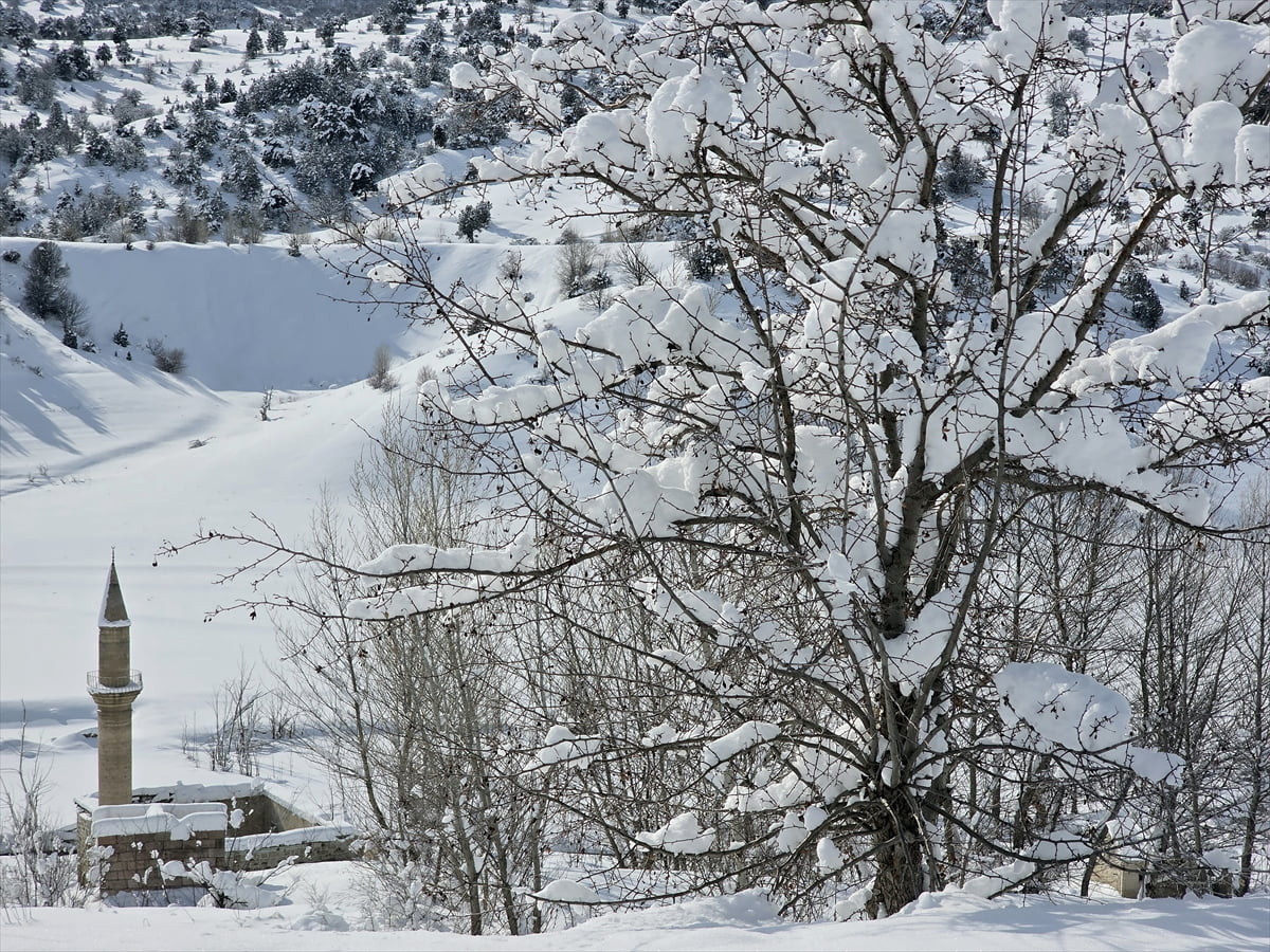 Sivas'ın Hafik ilçesinde bulunan ve şehre içme suyu sağlayan Pusat-Özen Barajı'nın yüzeyi, aşırı...