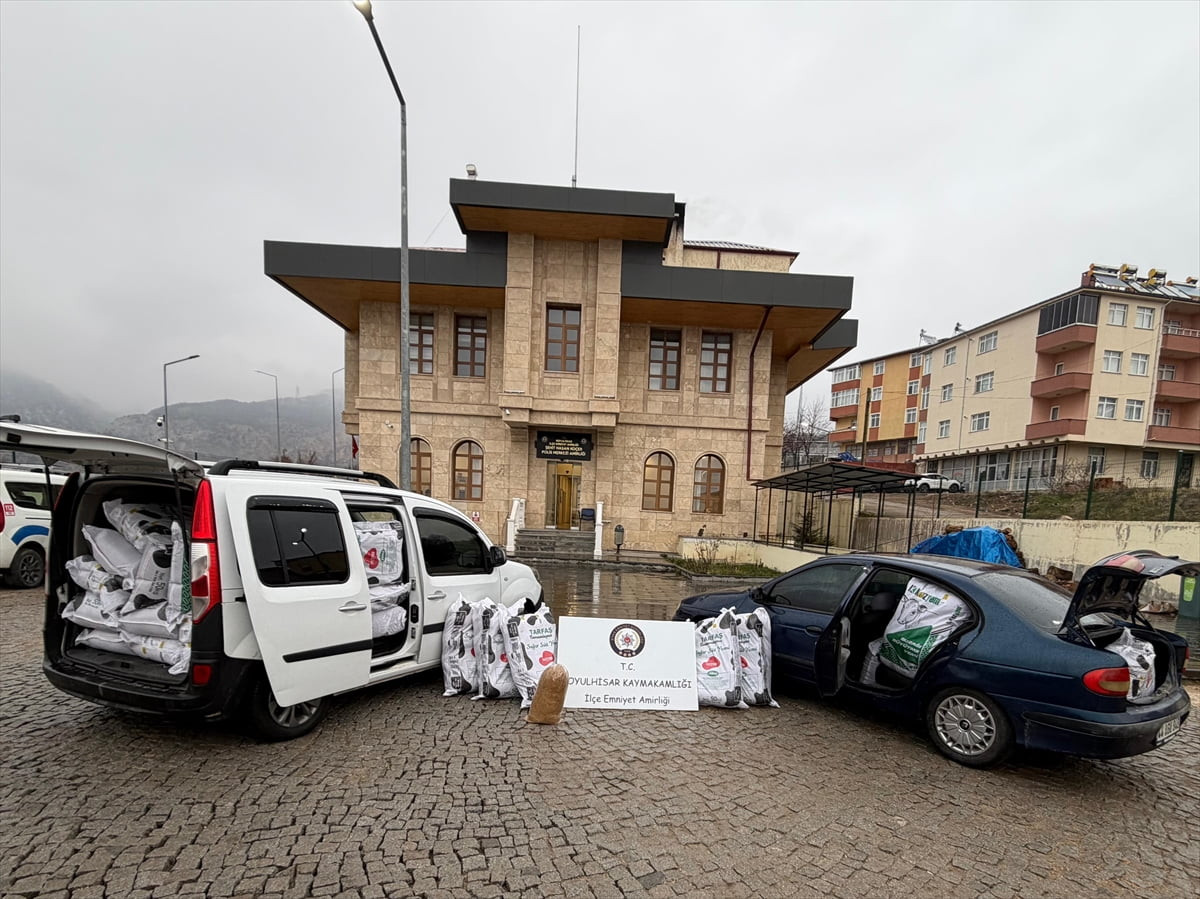 Sivas'ın Koyulhisar ilçesinde 1 ton 9 kilogram gümrük kaçağı kıyılmış tütün ele geçirildi, 3...