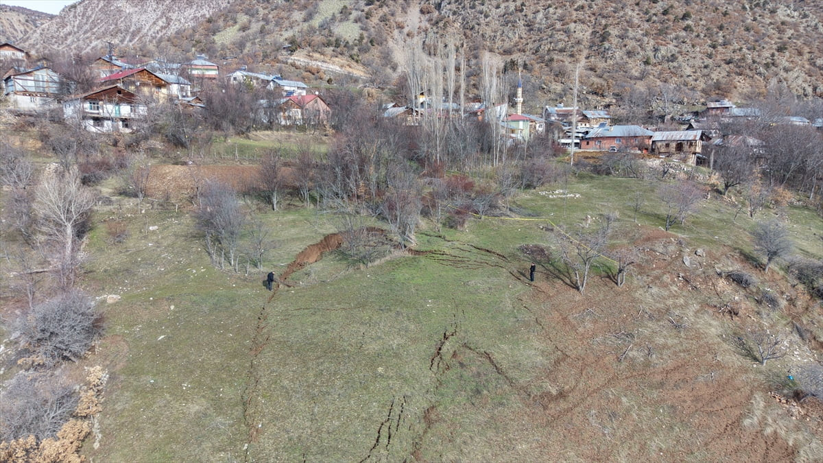 Sivas'ın Koyulhisar ilçesinde bir mahallede meydana gelen heyelanın ardından AFAD ekipleri bölgede...