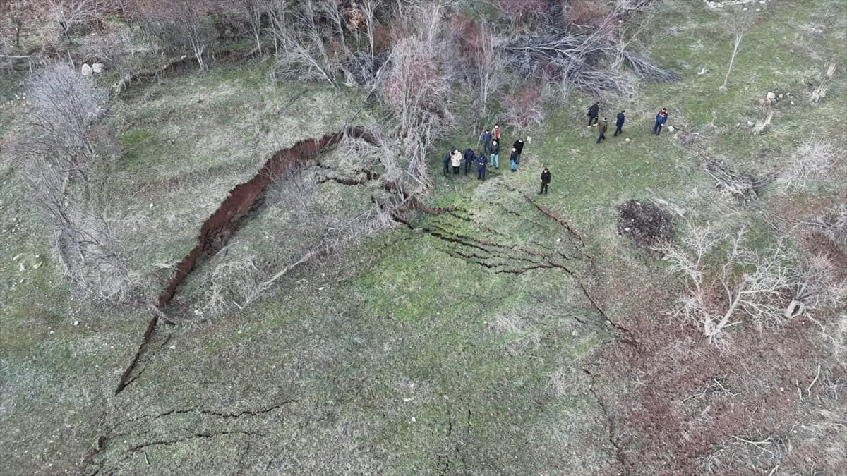 Sivas'ın Koyulhisar ilçesinde bir mahallede meydana gelen heyelanın ardından ekipler bölgede...
