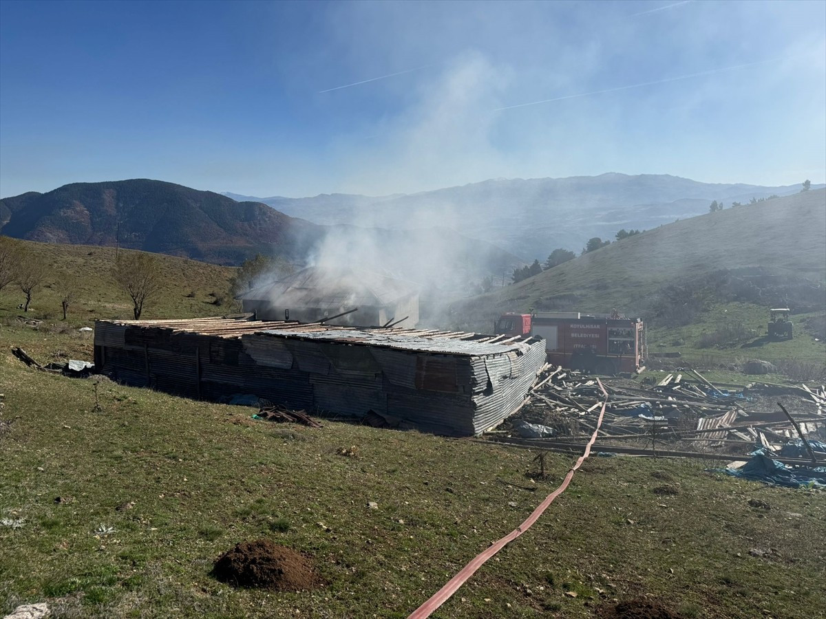 Sivas'ın Koyulhisar ilçesinde yayla evinde çıkan yangın, itfaiye ekiplerinin müdahalesiyle...