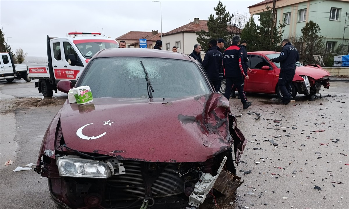 Sivas'ın Şarkışla ilçesinde iki otomobilin çarpışması sonucu 4 kişi yaralandı. İhbar üzerine olay...