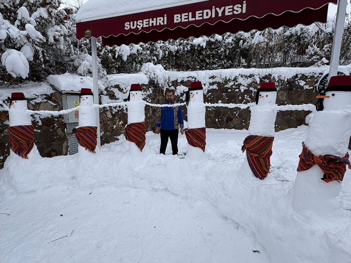 Sivas'ın Suşehri ilçesinde bir vatandaş, kardan folklor ekibi oluşturdu. Suşehri Belediyesi Sosyal...
