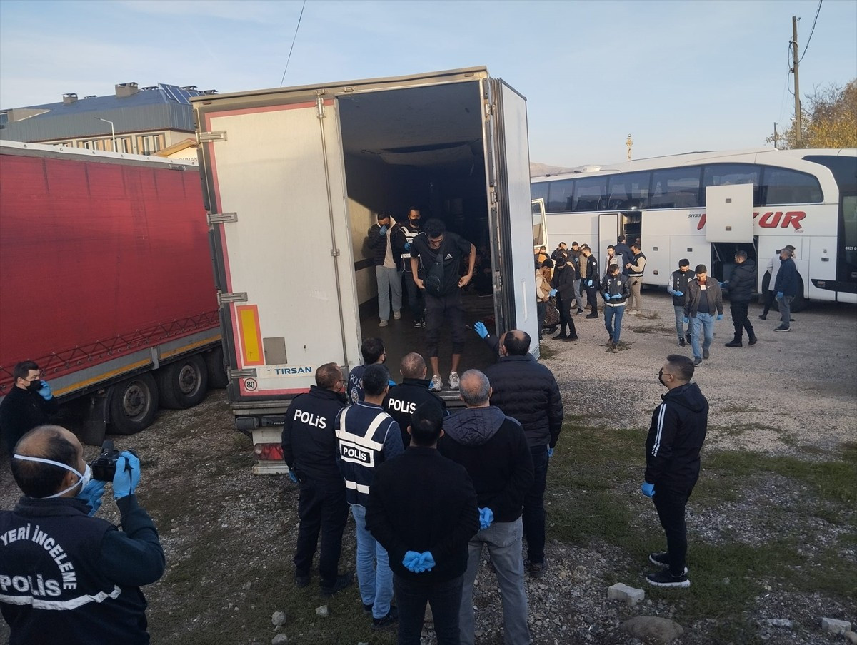 Sivas'ın Suşehri ilçesinde yasa dışı yollarla yurda girdiği belirlenen Afganistan uyruklu 28...